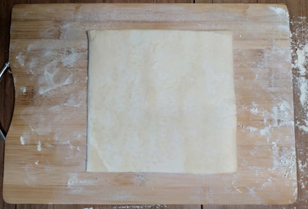 Фото шага рецепта Рогалики из слоеного теста с абрикосовым вареньем 188322 шаг 1  