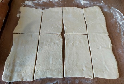 Фото шага рецепта Рогалики из слоеного теста с абрикосовым вареньем 188322 шаг 4  