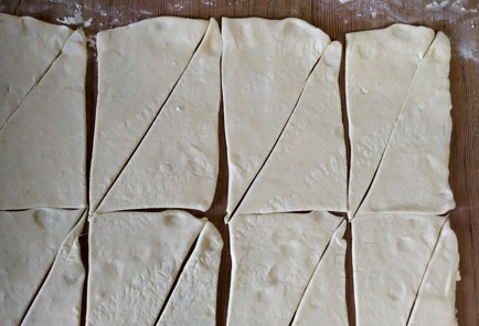 Фото шага рецепта Рогалики из слоеного теста с абрикосовым вареньем 188322 шаг 5  