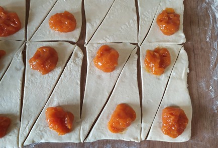 Фото шага рецепта Рогалики из слоеного теста с абрикосовым вареньем 188322 шаг 6  