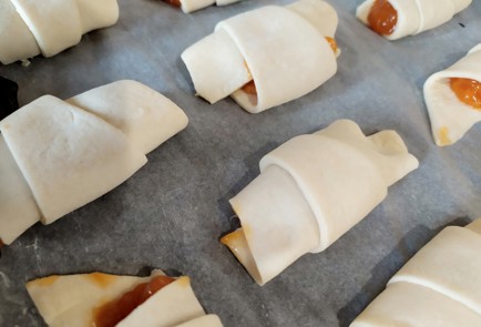 Фото шага рецепта Рогалики из слоеного теста с абрикосовым вареньем 188322 шаг 7  