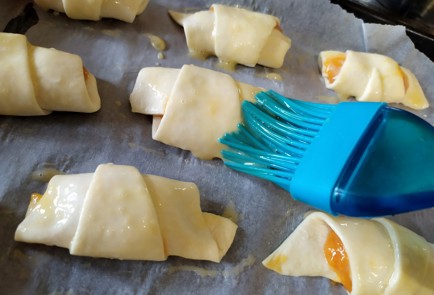 Фото шага рецепта Рогалики из слоеного теста с абрикосовым вареньем 188322 шаг 8  