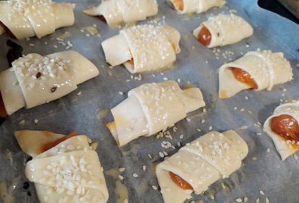 Фото шага рецепта Рогалики из слоеного теста с абрикосовым вареньем 188322 шаг 9  