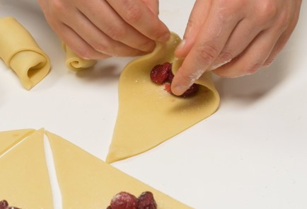 Фото шага рецепта Рогалики 140490 шаг 9  