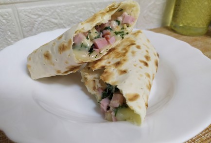 Фото шага рецепта Ролл из лаваша с ветчиной и сыром 190147 шаг 11  