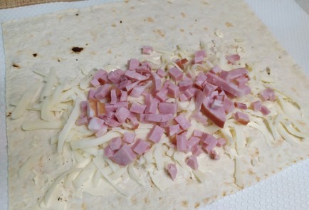 Фото шага рецепта Ролл из лаваша с ветчиной и сыром 190147 шаг 7  