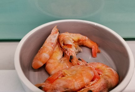 Фото шага рецепта Ролл с креветкой 190248 шаг 2  