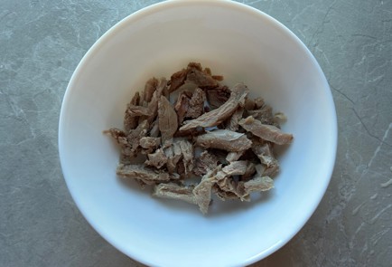 Фото шага рецепта Ролл с салатными листьями 186556 шаг 2  