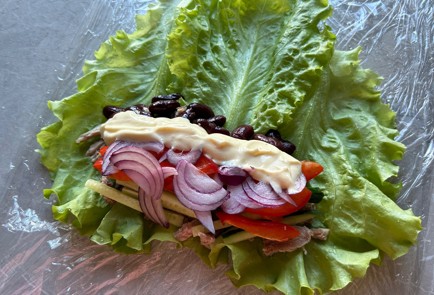 Фото шага рецепта Ролл с салатными листьями 186556 шаг 9  