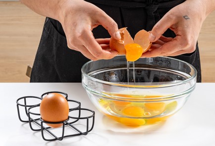 Фото шага рецепта Роллы из оливье в блинчиках из омлета 187988 шаг 3  