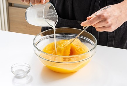 Фото шага рецепта Роллы из оливье в блинчиках из омлета 187988 шаг 4  