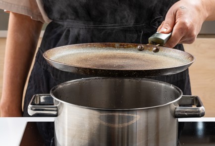 Фото шага рецепта Роллы из оливье в блинчиках из омлета 187988 шаг 5  