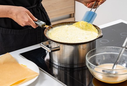 Фото шага рецепта Роллы из оливье в блинчиках из омлета 187988 шаг 6  