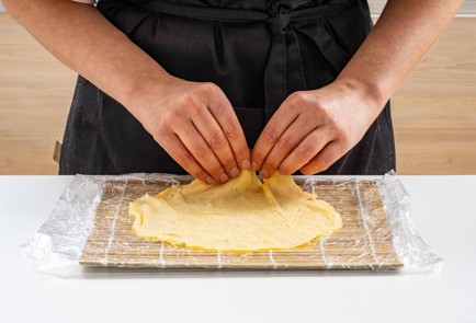 Фото шага рецепта Роллы из оливье в блинчиках из омлета 187988 шаг 7  