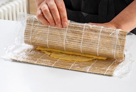 Фото шага рецепта Роллы из оливье в блинчиках из омлета 187988 шаг 8  