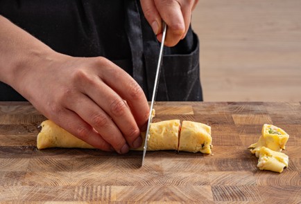 Фото шага рецепта Роллы из оливье в блинчиках из омлета 187988 шаг 9  