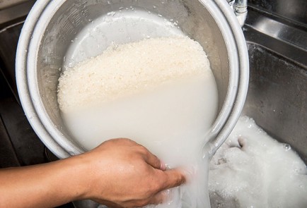 Фото шага рецепта Роллы Калифорния с крабом 46522 шаг 1