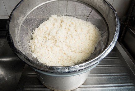 Фото шага рецепта Роллы Калифорния с крабом 46522 шаг 2