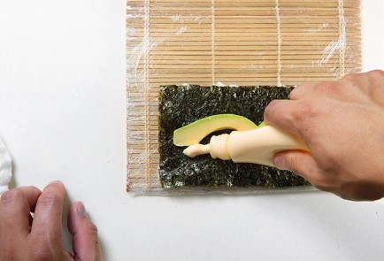 Фото шага рецепта Роллы Калифорния с крабом 46522 шаг 6