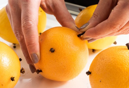 Фото шага рецепта Рождественский Пунш епископа по рецепту Джейми Оливера 151798 шаг 1  