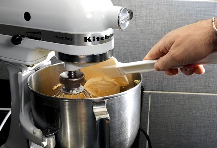 Фото шага рецепта Рождественское полено 47449 шаг 5