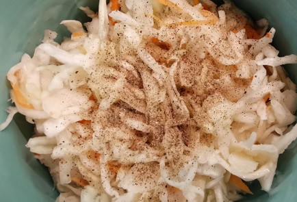 Фото шага рецепта Розовый салат из квашеной капусты с горчичным маслом 152869 шаг 1  