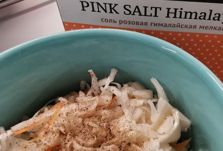 Фото шага рецепта Розовый салат из квашеной капусты с горчичным маслом 152869 шаг 2  