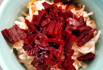 Фото шага рецепта Розовый салат из квашеной капусты с горчичным маслом 152869 шаг 4  