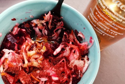 Фото шага рецепта Розовый салат из квашеной капусты с горчичным маслом 152869 шаг 6  