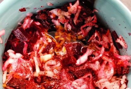 Фото шага рецепта Розовый салат из квашеной капусты с горчичным маслом 152869 шаг 7  