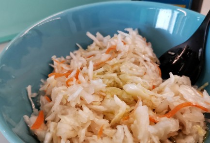 Фото шага рецепта Розовый салат из квашеной капусты с луком и свеклой 152316 шаг 1  