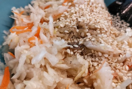 Фото шага рецепта Розовый салат из квашеной капусты с луком и свеклой 152316 шаг 2  