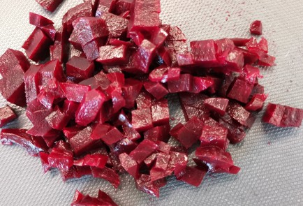 Фото шага рецепта Розовый салат из квашеной капусты с луком и свеклой 152316 шаг 4  