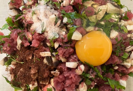 Фото шага рецепта Рубленые бифштексы с грибами и зеленью 189989 шаг 8  