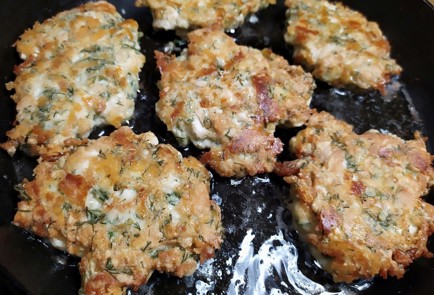 Фото шага рецепта Рубленые котлеты из куриного филе с сыром 188040 шаг 9  