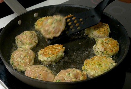 Фото шага рецепта Рубленые куриные котлеты 140899 шаг 8  