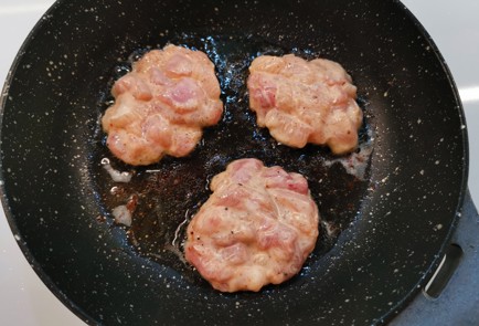 Фото шага рецепта Рубленые куриные котлеты 175538 шаг 9  