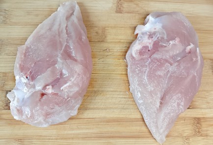 Фото шага рецепта Рулет из куриного филе со шпинатом 191493 шаг 1  