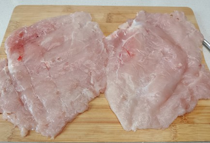 Фото шага рецепта Рулет из куриного филе со шпинатом 191493 шаг 2  