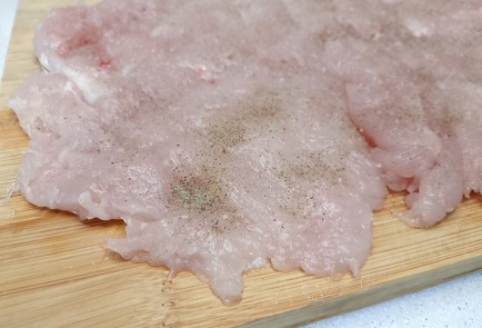 Фото шага рецепта Рулет из куриного филе со шпинатом 191493 шаг 4  