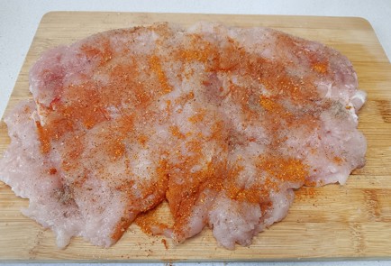 Фото шага рецепта Рулет из куриного филе со шпинатом 191493 шаг 5  