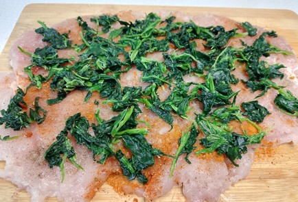 Фото шага рецепта Рулет из куриного филе со шпинатом 191493 шаг 6  