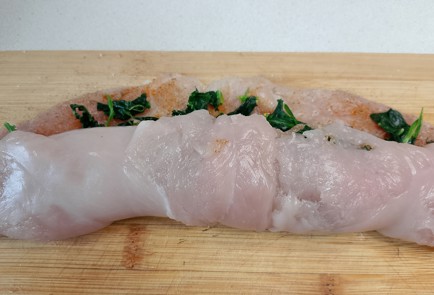 Фото шага рецепта Рулет из куриного филе со шпинатом 191493 шаг 7  