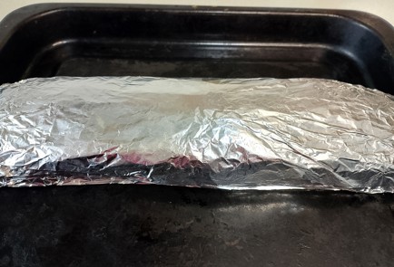 Фото шага рецепта Рулет из куриного филе со шпинатом 191493 шаг 8  