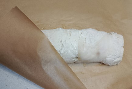 Фото шага рецепта Рулет из куриного филе со шпинатом 191493 шаг 9  