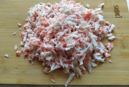 Фото шага рецепта Рулет из лаваша с крабовыми палочками 190129 шаг 1  