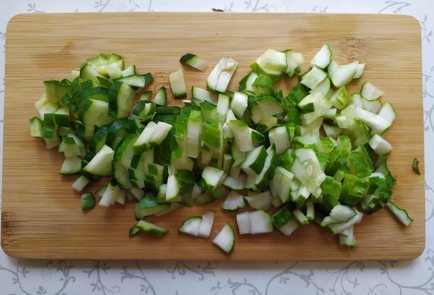 Фото шага рецепта Рулет из лаваша с крабовыми палочками 190129 шаг 2  