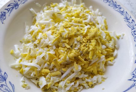 Фото шага рецепта Рулет из лаваша с крабовыми палочками 190129 шаг 3  