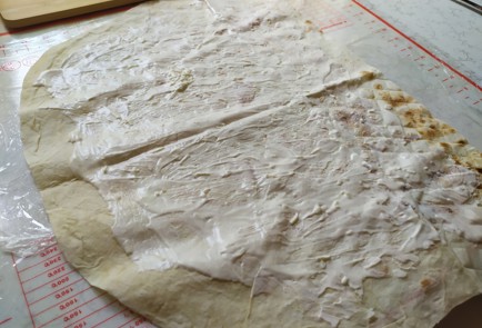 Фото шага рецепта Рулет из лаваша с крабовыми палочками 190129 шаг 7  