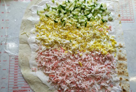 Фото шага рецепта Рулет из лаваша с крабовыми палочками 190129 шаг 8  